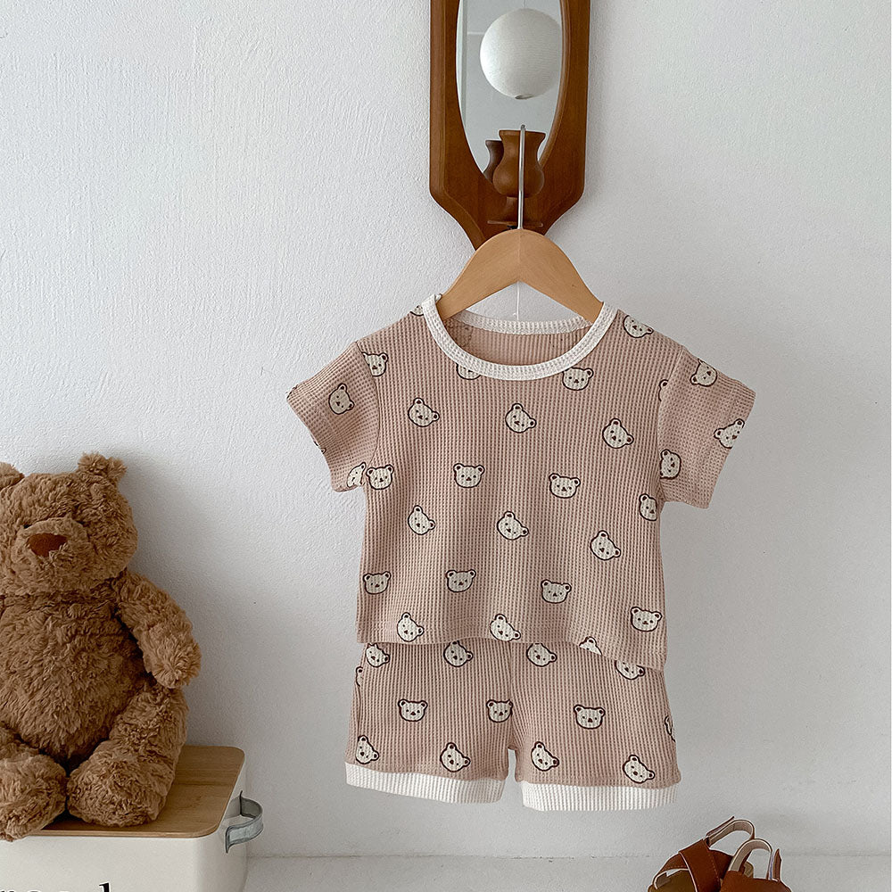 CozyCub Babyset i Ribbat Tyg – Unisex Sommaroutfit med Björntryck | Beige & Brun | 0–3 år MoreForMini