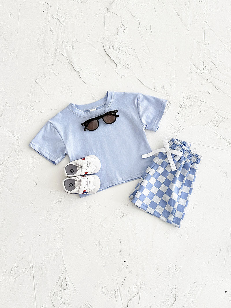 Mellow Mini kledingset 0-3 jaar: T-shirt en geblokte broek in geel, blauw, paars of groen. Duurzaam, comfortabel en perfect voor de zomer! MoreForMini