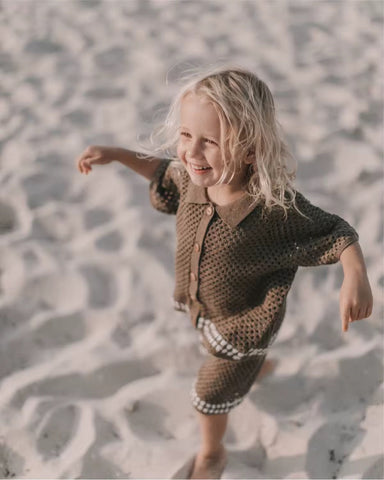 Stickat babyset i bomull 0–3 år – Unisex sommaroutfit i brunt | Andas och är bekvämt More For Mini