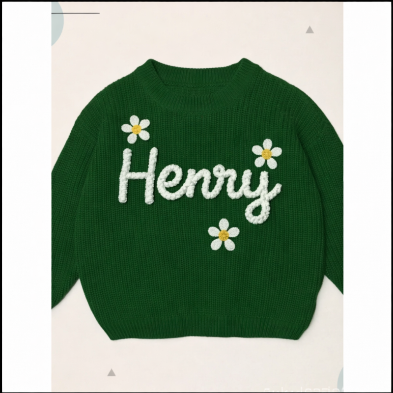 Barntröja med namn och julgranstryck – broderat, bomull, rund hals | jultröja baby