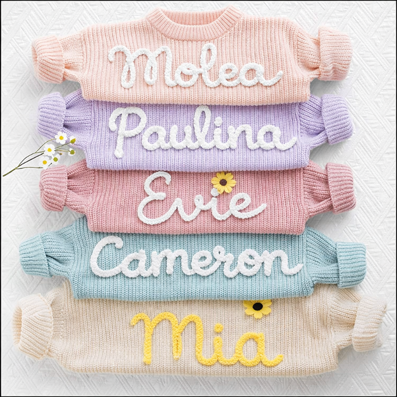 Barntröja med namn och julgranstryck – broderat, bomull, rund hals | jultröja baby