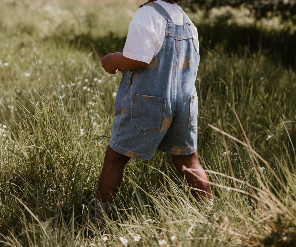 Barn Hängselbyxor med Citrontryck – Sommarhängselshorts i bomull (0–7 år) More For Mini