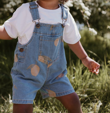 Barn Hängselbyxor med Citrontryck – Sommarhängselshorts i bomull (0–7 år) More For Mini
