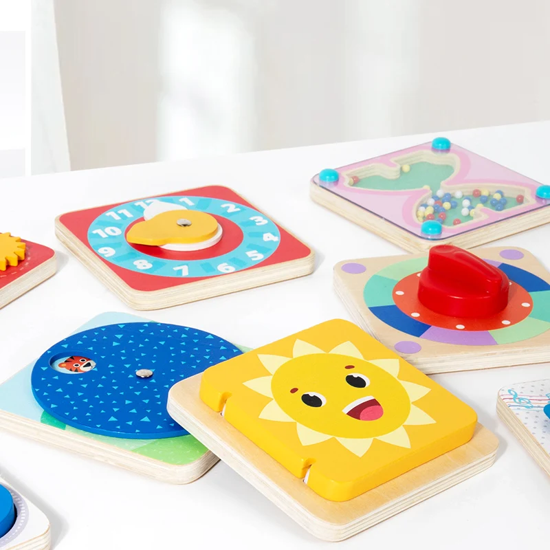Magnetisk aktivitetsbräda Montessori i trä – 12 aktiviteter att välja mellan, kompakt | busy board