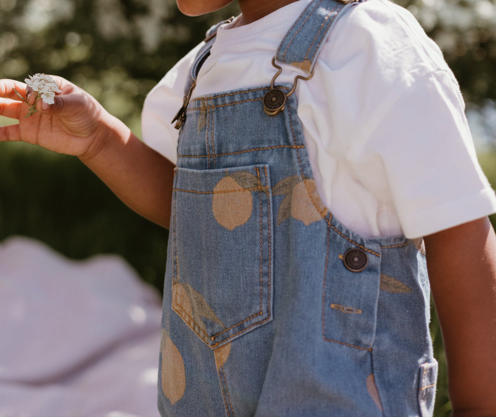 Barn Hängselbyxor med Citrontryck – Sommarhängselshorts i bomull (0–7 år) More For Mini