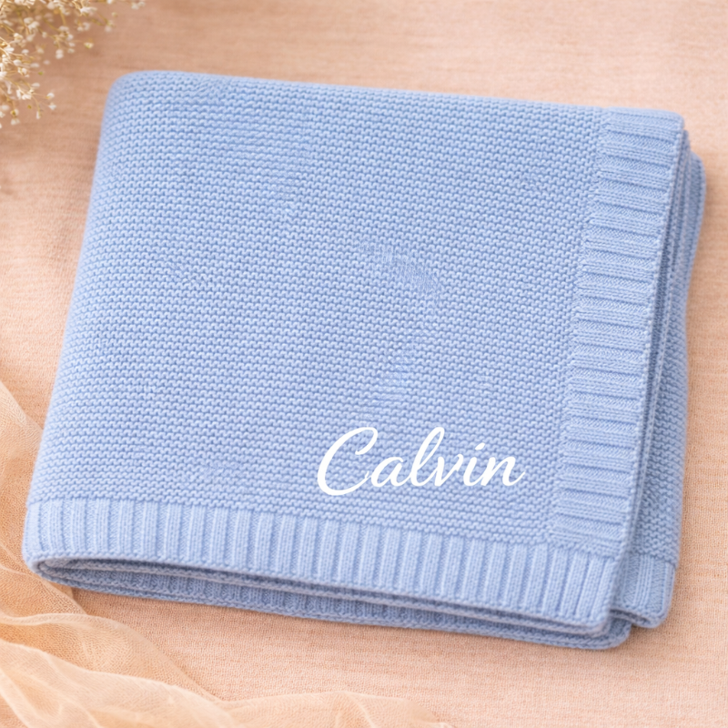 Babyfilt med broderat namn – stickad bomull, ribbad kant, maskintvättbar | personlig babypresent