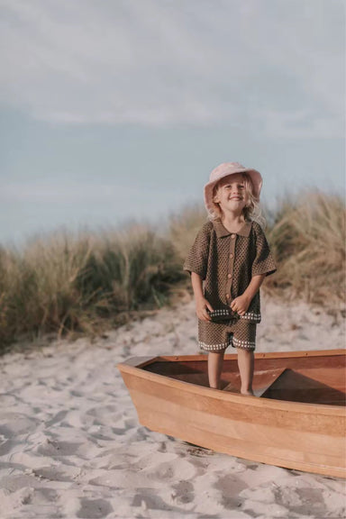 Stickat babyset i bomull 0–3 år – Unisex sommaroutfit i brunt | Andas och är bekvämt More For Mini
