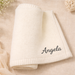 Babyfilt med broderat namn – stickad bomull, ribbad kant, maskintvättbar | personlig babypresent