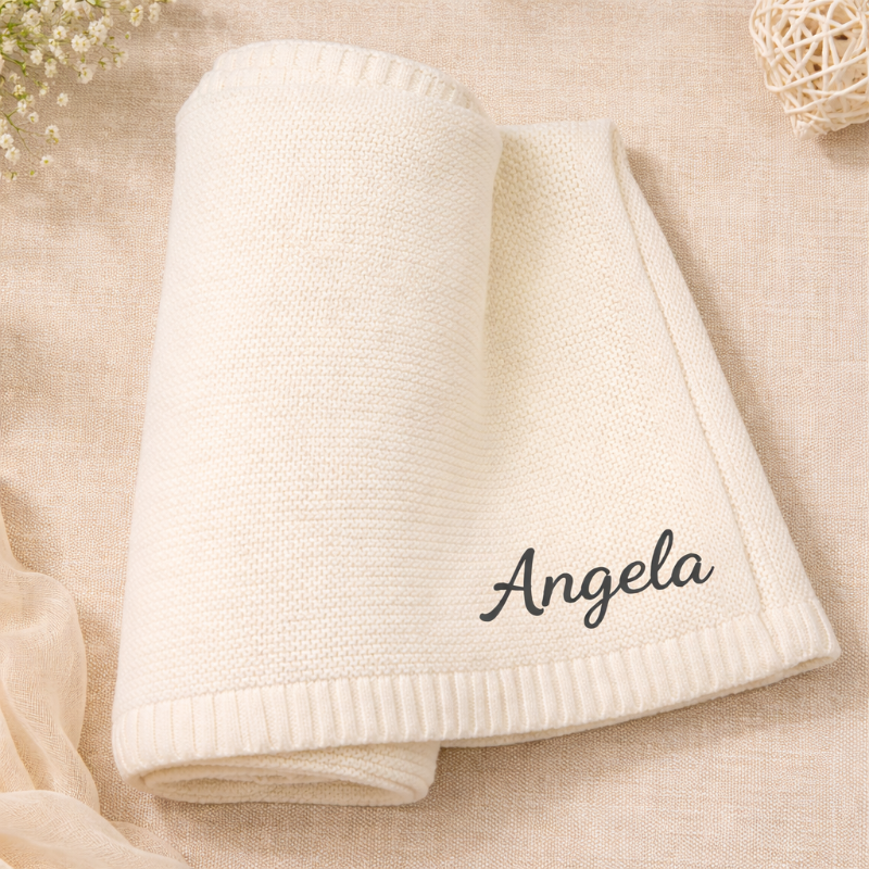 Babyfilt med broderat namn – stickad bomull, ribbad kant, maskintvättbar | personlig babypresent