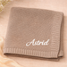 Babyfilt med broderat namn – stickad bomull, ribbad kant, maskintvättbar | personlig babypresent