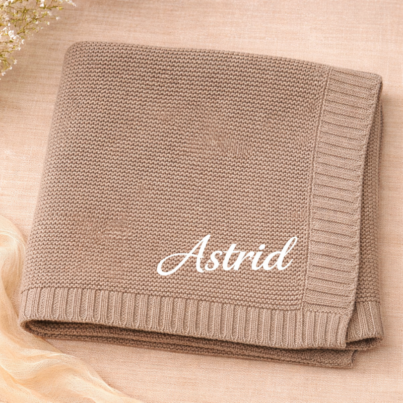 Babyfilt med broderat namn – stickad bomull, ribbad kant, maskintvättbar | personlig babypresent