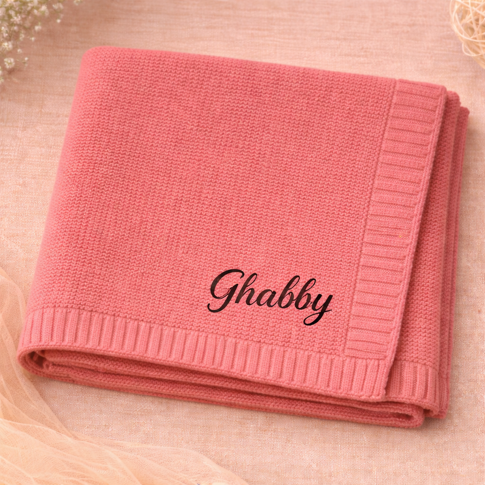 Babyfilt med broderat namn – stickad bomull, ribbad kant, maskintvättbar | personlig babypresent