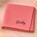 Babyfilt med broderat namn – stickad bomull, ribbad kant, maskintvättbar | personlig babypresent