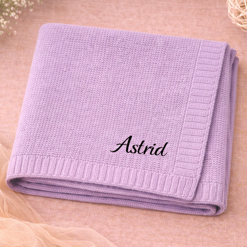 Babyfilt med broderat namn – stickad bomull, ribbad kant, maskintvättbar | personlig babypresent