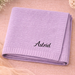 Babyfilt med broderat namn – stickad bomull, ribbad kant, maskintvättbar | personlig babypresent