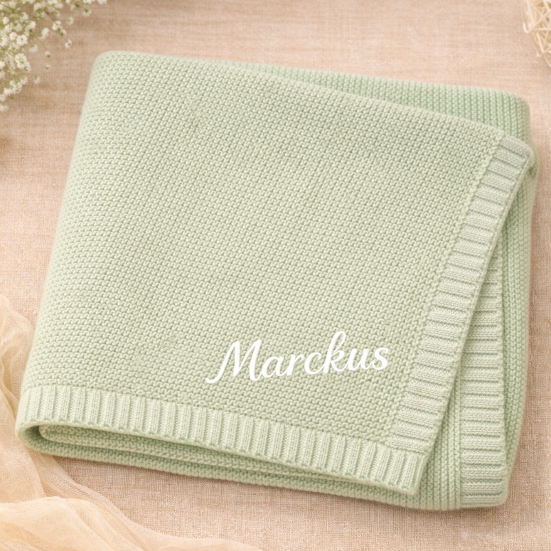 Babyfilt med broderat namn – stickad bomull, ribbad kant, maskintvättbar | personlig babypresent