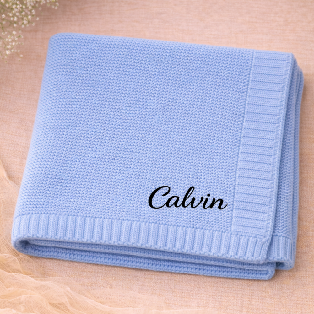 Babyfilt med broderat namn – stickad bomull, ribbad kant, maskintvättbar | personlig babypresent
