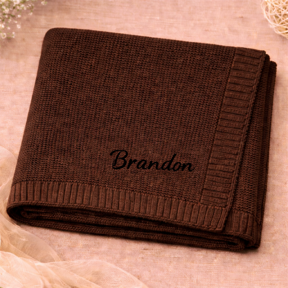 Babyfilt med broderat namn – stickad bomull, ribbad kant, maskintvättbar | personlig babypresent