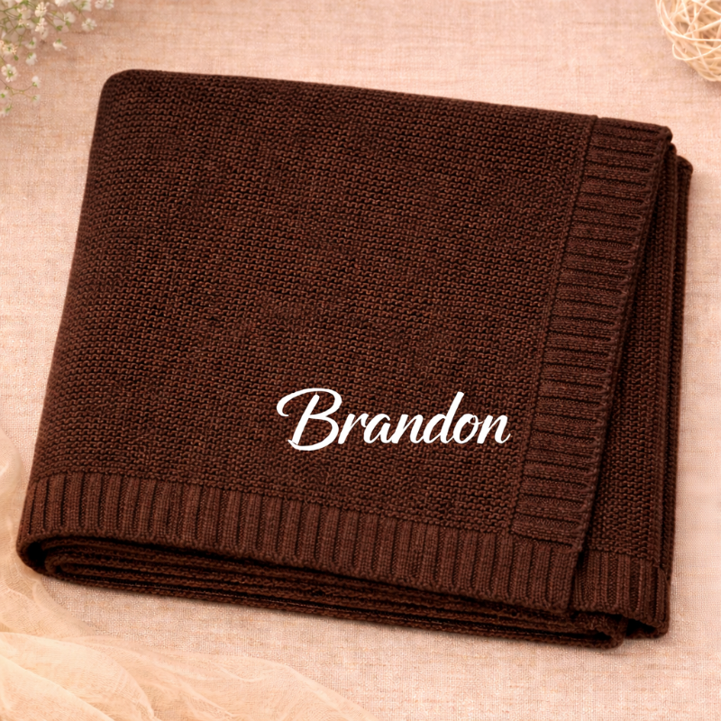 Babyfilt med broderat namn – stickad bomull, ribbad kant, maskintvättbar | personlig babypresent