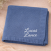 Babyfilt med broderat namn – stickad bomull, ribbad kant, maskintvättbar | personlig babypresent