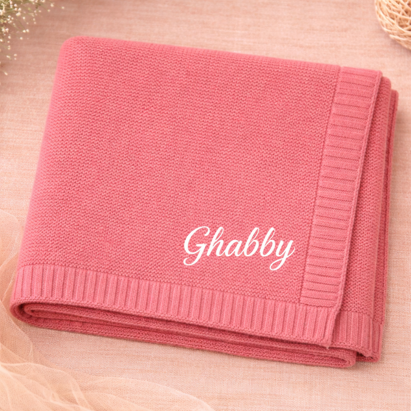 Babyfilt med broderat namn – stickad bomull, ribbad kant, maskintvättbar | personlig babypresent