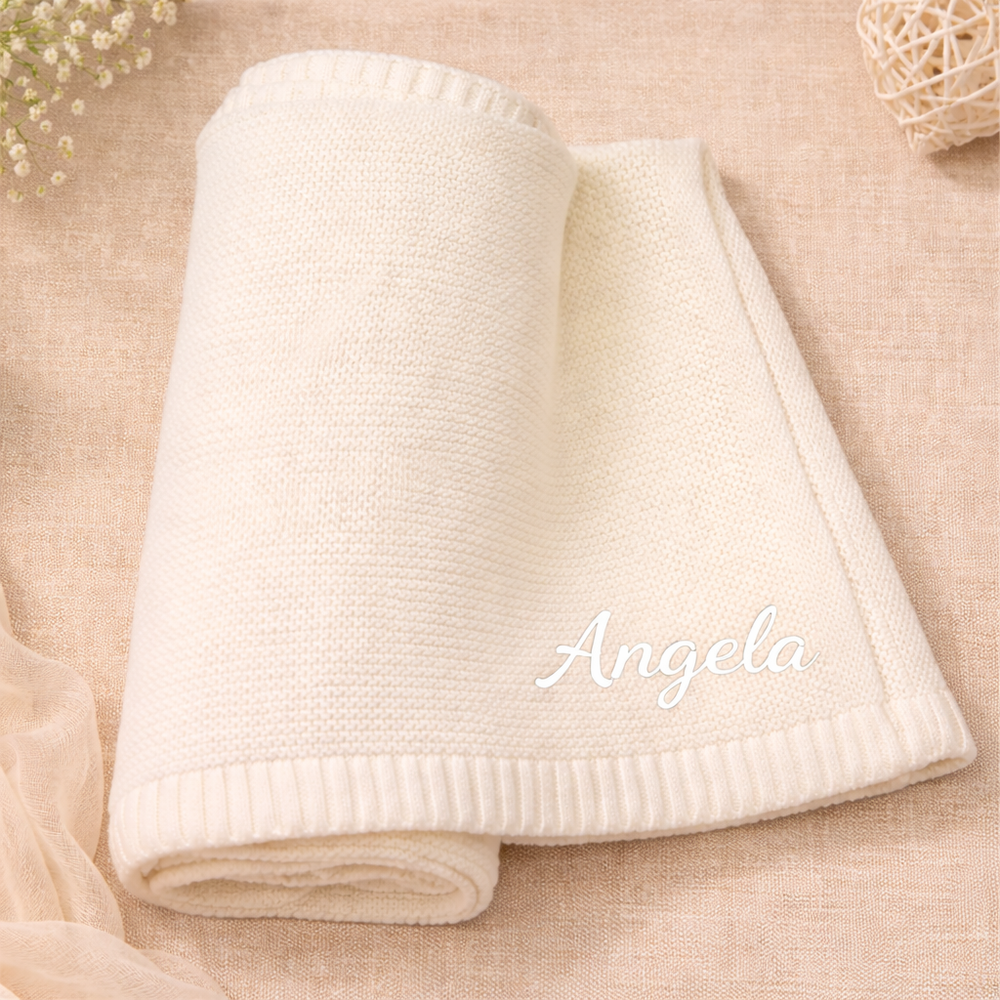 Babyfilt med broderat namn – stickad bomull, ribbad kant, maskintvättbar | personlig babypresent
