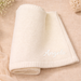 Babyfilt med broderat namn – stickad bomull, ribbad kant, maskintvättbar | personlig babypresent