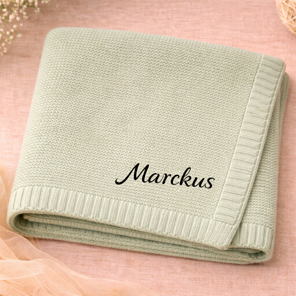 Babyfilt med broderat namn – stickad bomull, ribbad kant, maskintvättbar | personlig babypresent