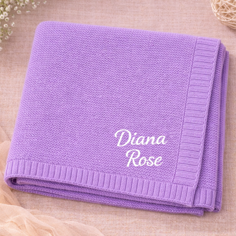 Babyfilt med broderat namn – stickad bomull, ribbad kant, maskintvättbar | personlig babypresent