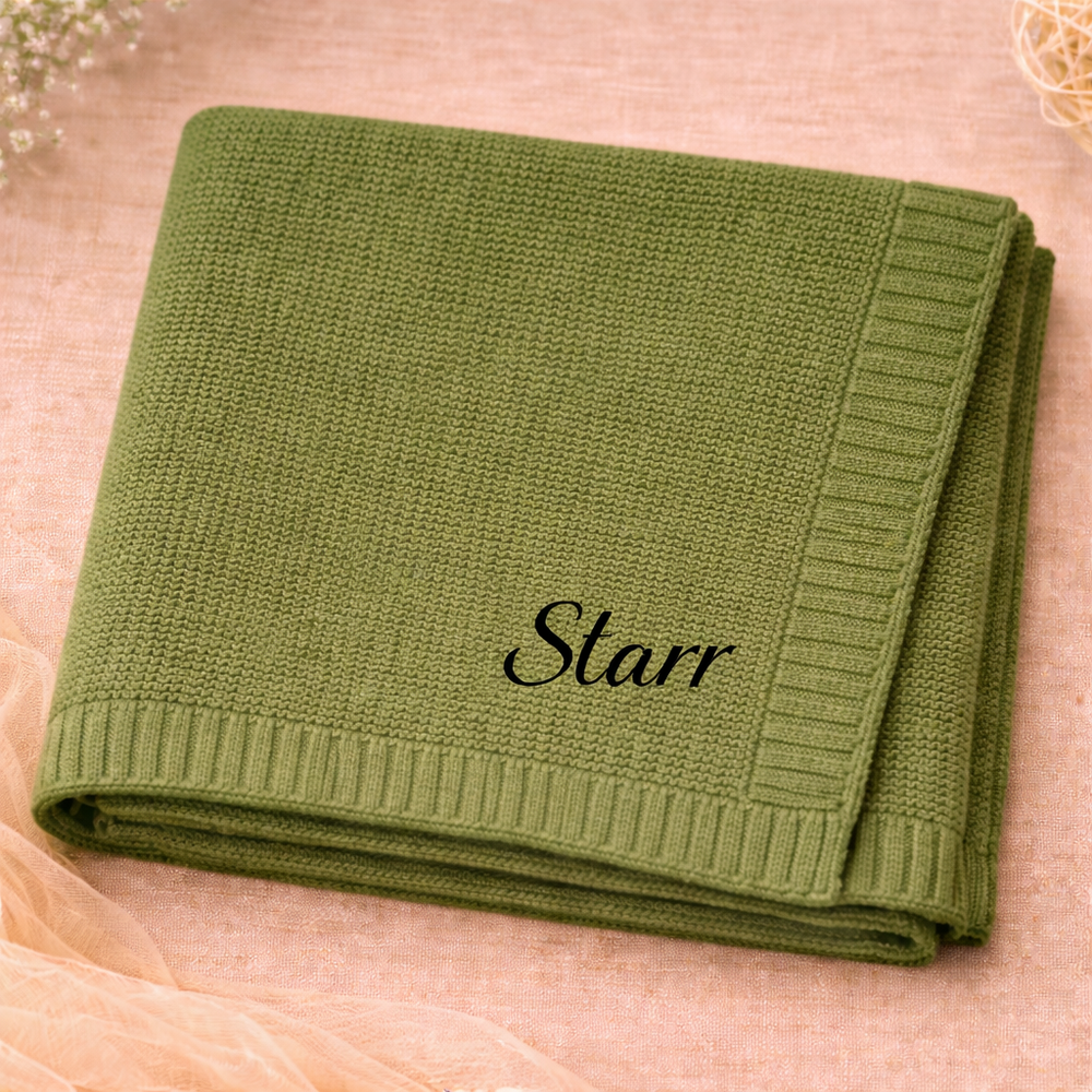 Babyfilt med broderat namn – stickad bomull, ribbad kant, maskintvättbar | personlig babypresent
