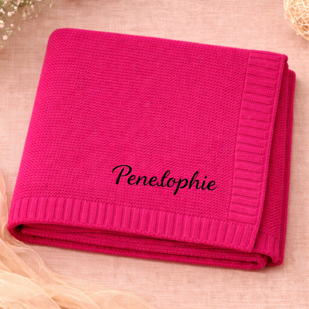 Babyfilt med broderat namn – stickad bomull, ribbad kant, maskintvättbar | personlig babypresent