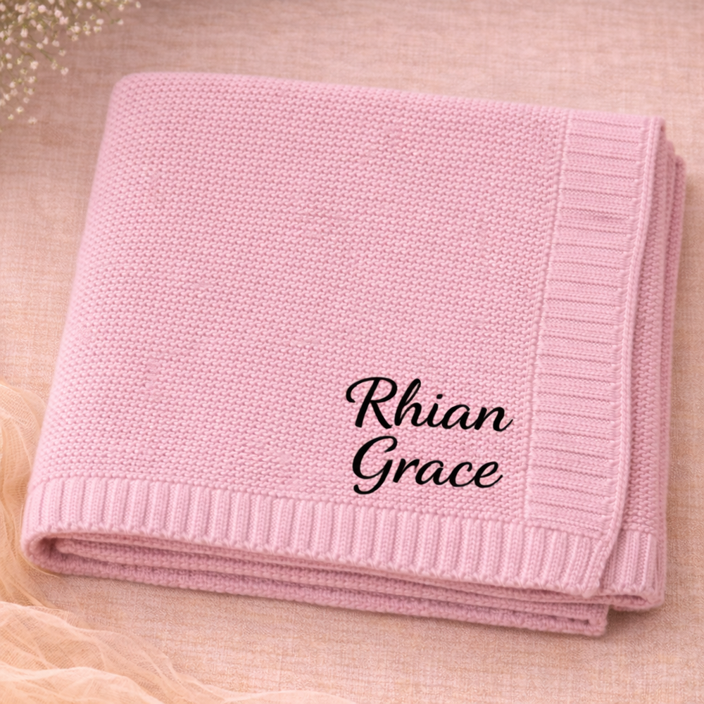 Babyfilt med broderat namn – stickad bomull, ribbad kant, maskintvättbar | personlig babypresent