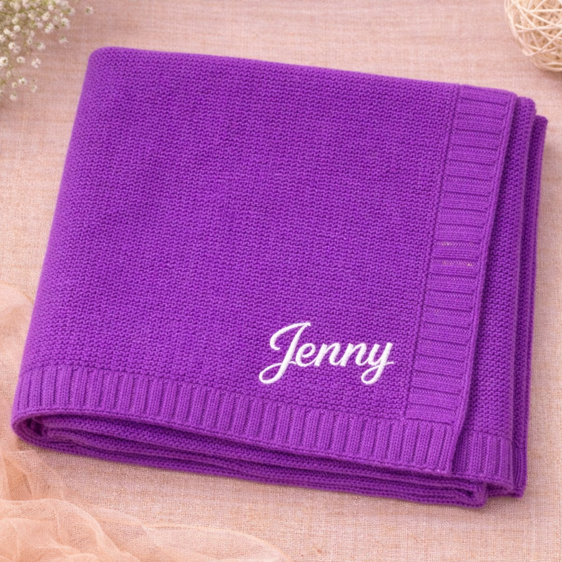 Babyfilt med broderat namn – stickad bomull, ribbad kant, maskintvättbar | personlig babypresent