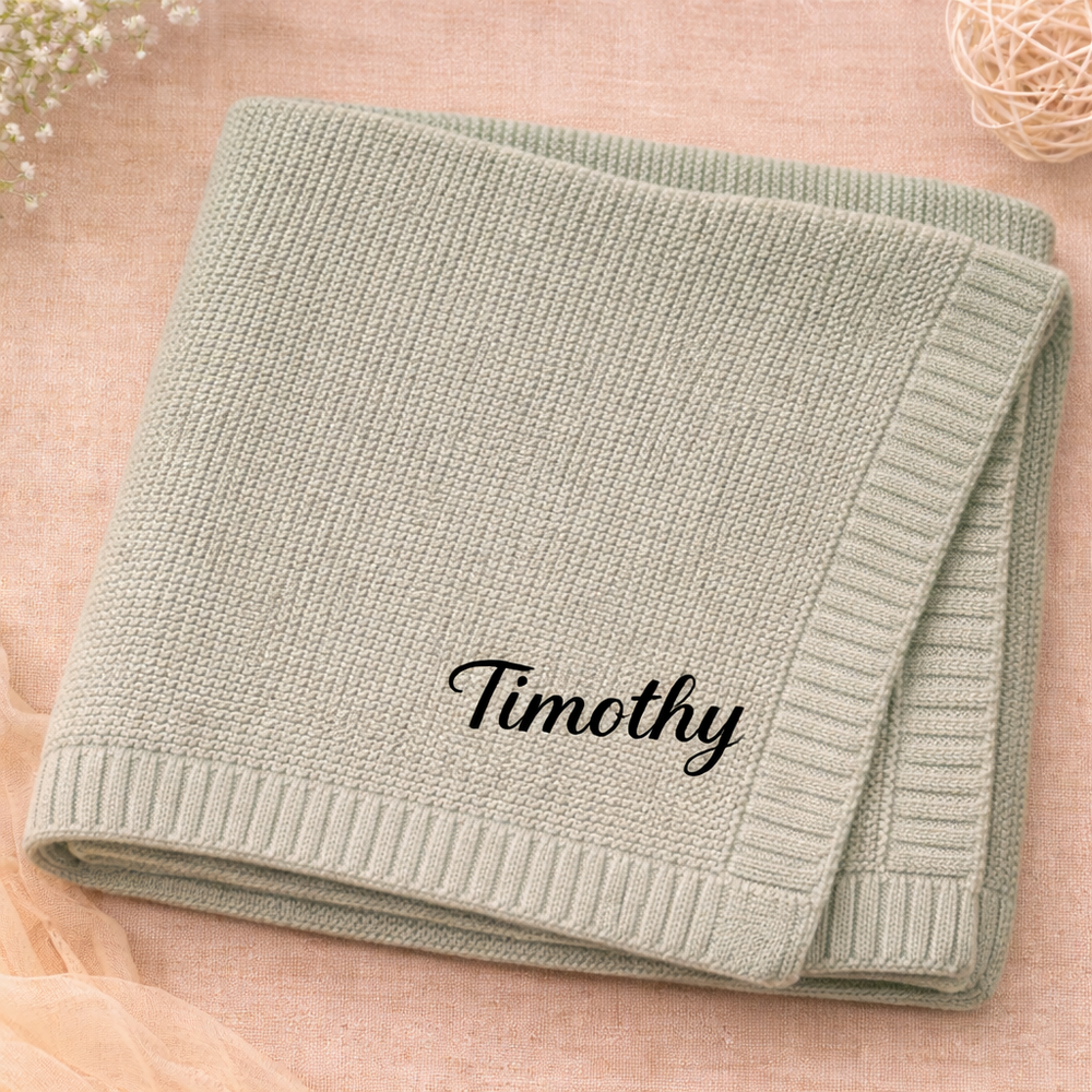Babyfilt med broderat namn – stickad bomull, ribbad kant, maskintvättbar | personlig babypresent