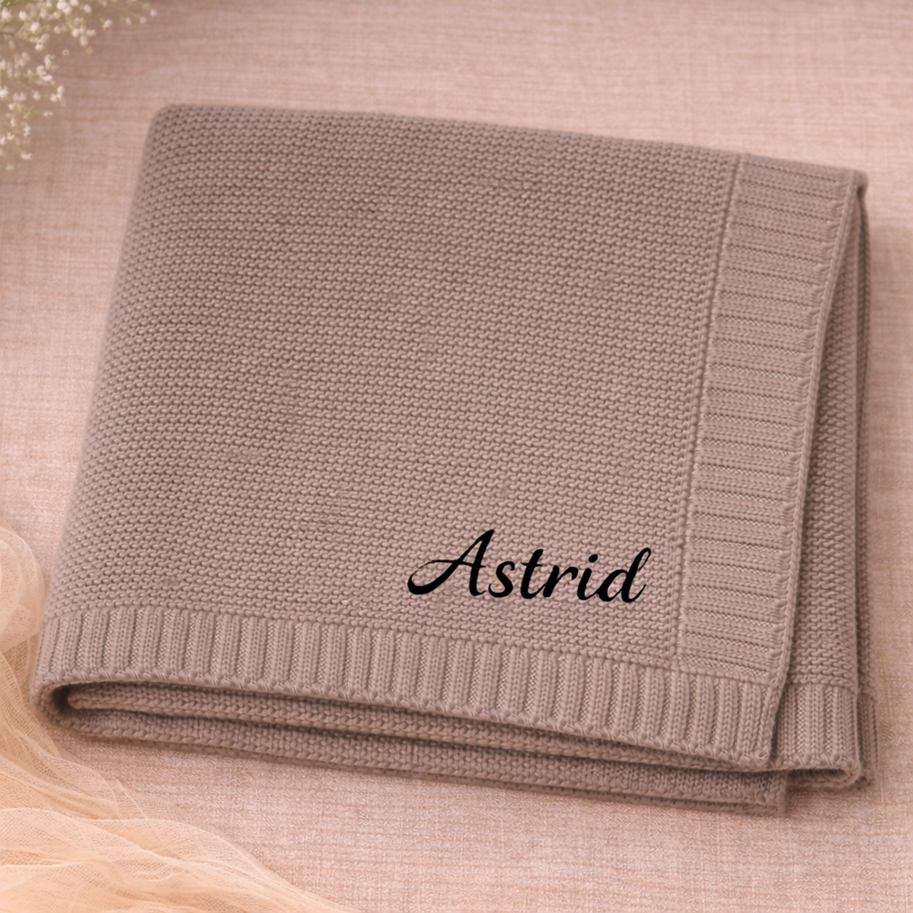 Babyfilt med broderat namn – stickad bomull, ribbad kant, maskintvättbar | personlig babypresent