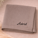 Babyfilt med broderat namn – stickad bomull, ribbad kant, maskintvättbar | personlig babypresent