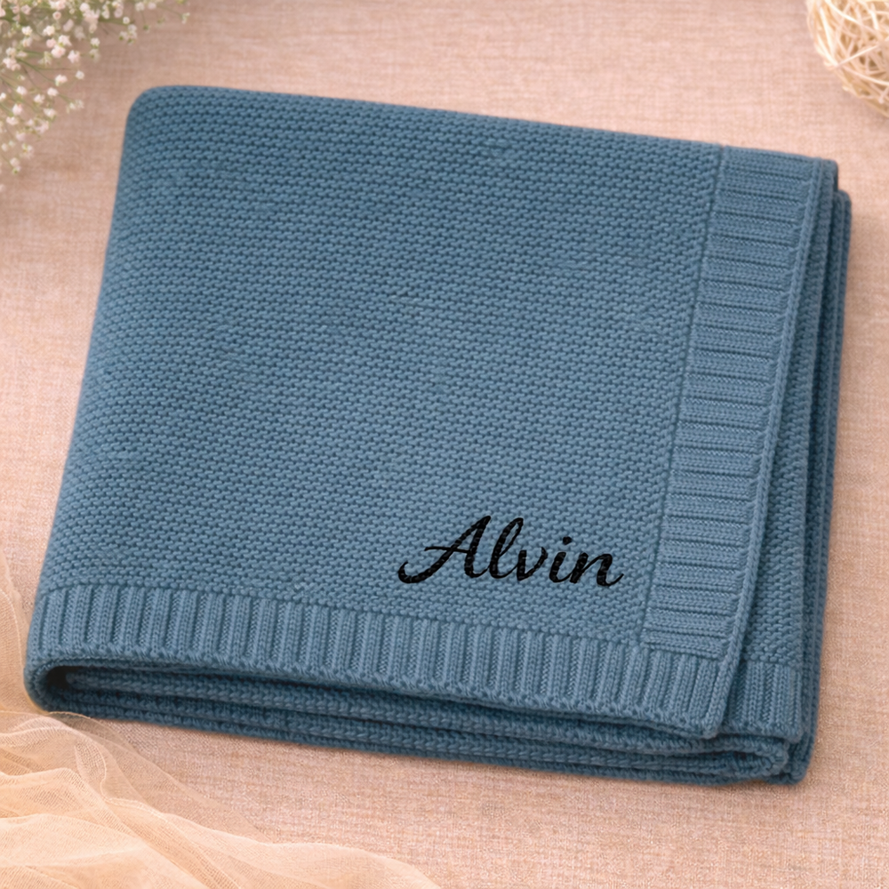 Babyfilt med broderat namn – stickad bomull, ribbad kant, maskintvättbar | personlig babypresent