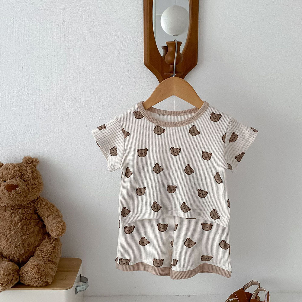 CozyCub Babyset i Ribbat Tyg – Unisex Sommaroutfit med Björntryck | Beige & Brun | 0–3 år MoreForMini