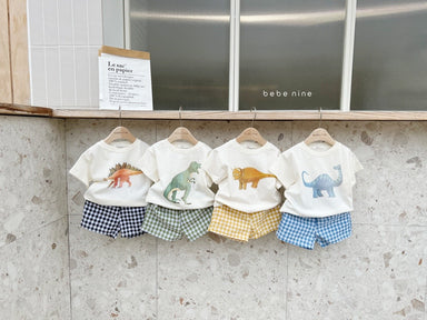 Mavino Dino Daze Set – Sommarset Småbarn 1–7 år – T-shirt + Rutig Shorts – 100 % Bomull – Unisex – Dino-tryck More For Mini