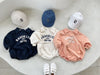 Nuby & Co Brooklyn Babyromper – Collegeinspirerad Stil | Unisex 0–2 År – Bomull, Tryckknappar, New York-tryck More For Mini