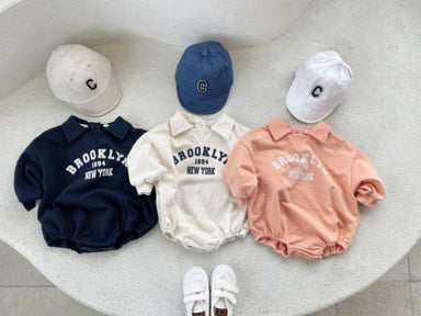 Nuby & Co Brooklyn Babyromper – Collegeinspirerad Stil | Unisex 0–2 År – Bomull, Tryckknappar, New York-tryck More For Mini