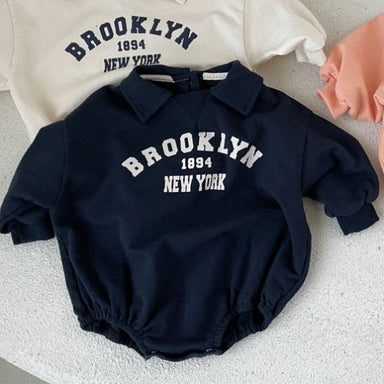 Nuby & Co Brooklyn Babyromper – Collegeinspirerad Stil | Unisex 0–2 År – Bomull, Tryckknappar, New York-tryck More For Mini