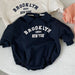 Nuby & Co Brooklyn Babyromper – Collegeinspirerad Stil | Unisex 0–2 År – Bomull, Tryckknappar, New York-tryck More For Mini