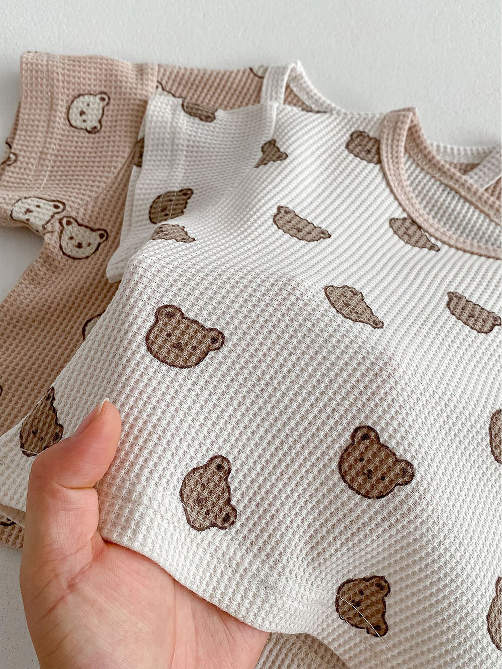 CozyCub Babyset i Ribbat Tyg – Unisex Sommaroutfit med Björntryck | Beige & Brun | 0–3 år MoreForMini