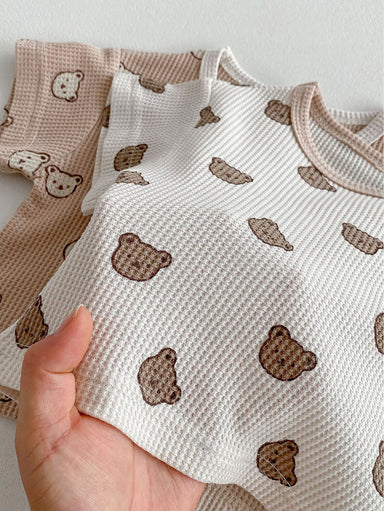 CozyCub Babyset i Ribbat Tyg – Unisex Sommaroutfit med Björntryck | Beige & Brun | 0–3 år MoreForMini