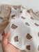 CozyCub Babyset i Ribbat Tyg – Unisex Sommaroutfit med Björntryck | Beige & Brun | 0–3 år MoreForMini