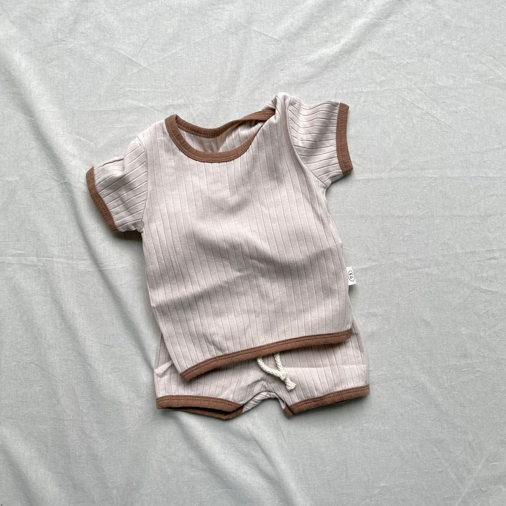 Aureli Mjukt Ribbat Lounge-set – Baby & Småbarn 0–3 år Sommarset – T-shirt + Shorts – Beige/Brun – Mjukt & Unisex More For Mini