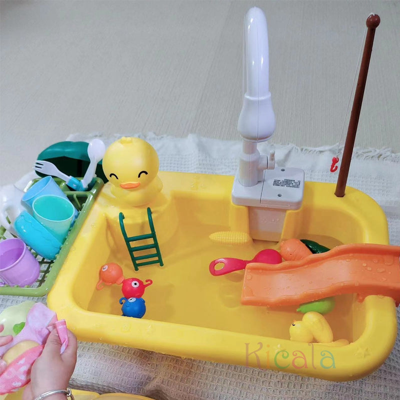 Splashy Duck Vattenset – Pedagogisk Vattenleksak med Fontän, Änder & Tillbehör | För Inomhus & Utomhus | Ålder 2–6 År More For Mini