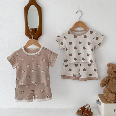 CozyCub Babyset i Ribbat Tyg – Unisex Sommaroutfit med Björntryck | Beige & Brun | 0–3 år MoreForMini