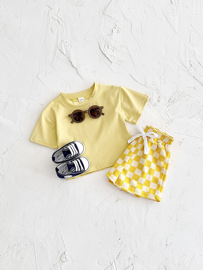 Mellow Mini kledingset 0-3 jaar: T-shirt en geblokte broek in geel, blauw, paars of groen. Duurzaam, comfortabel en perfect voor de zomer! MoreForMini
